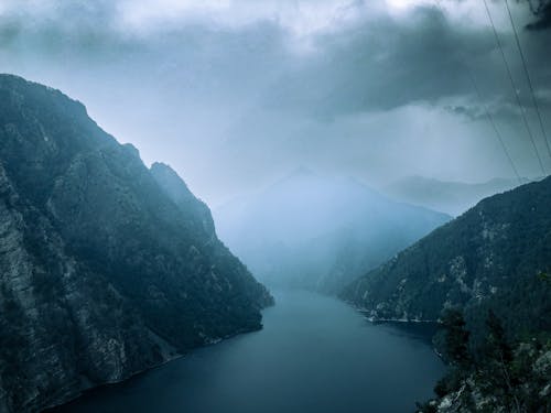 Kostnadsfri bild av berg, sjö, storm