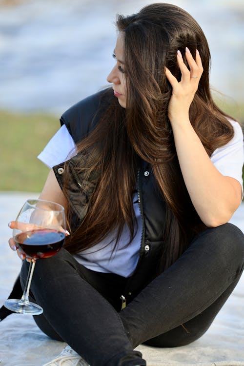 Fotos de stock gratuitas de arreglando el cabello, con las piernas cruzadas, copa de vino