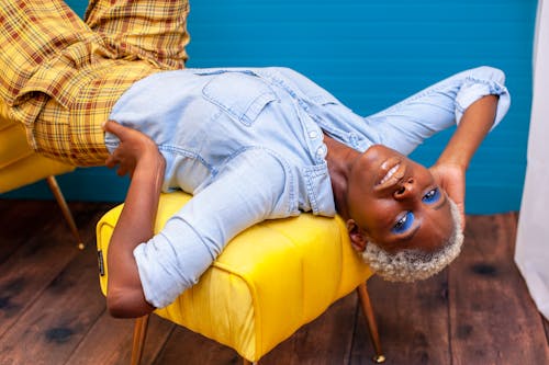 Kostenloses Stock Foto zu afroamerikaner-frau, attraktiv, blauer lidschatten