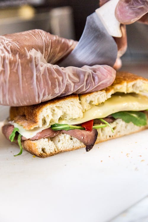 Persona Che Affetta Il Pane Del Panino