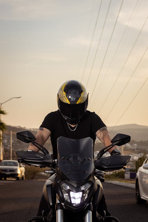 オートバイ, オートバイのヘルメット, おとこの無料の写真素材