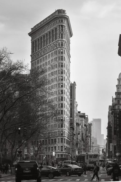 Free Classic black and white photo of the iconic Flatiron Building in New York City, showcasing urban architecture. Stock Photo