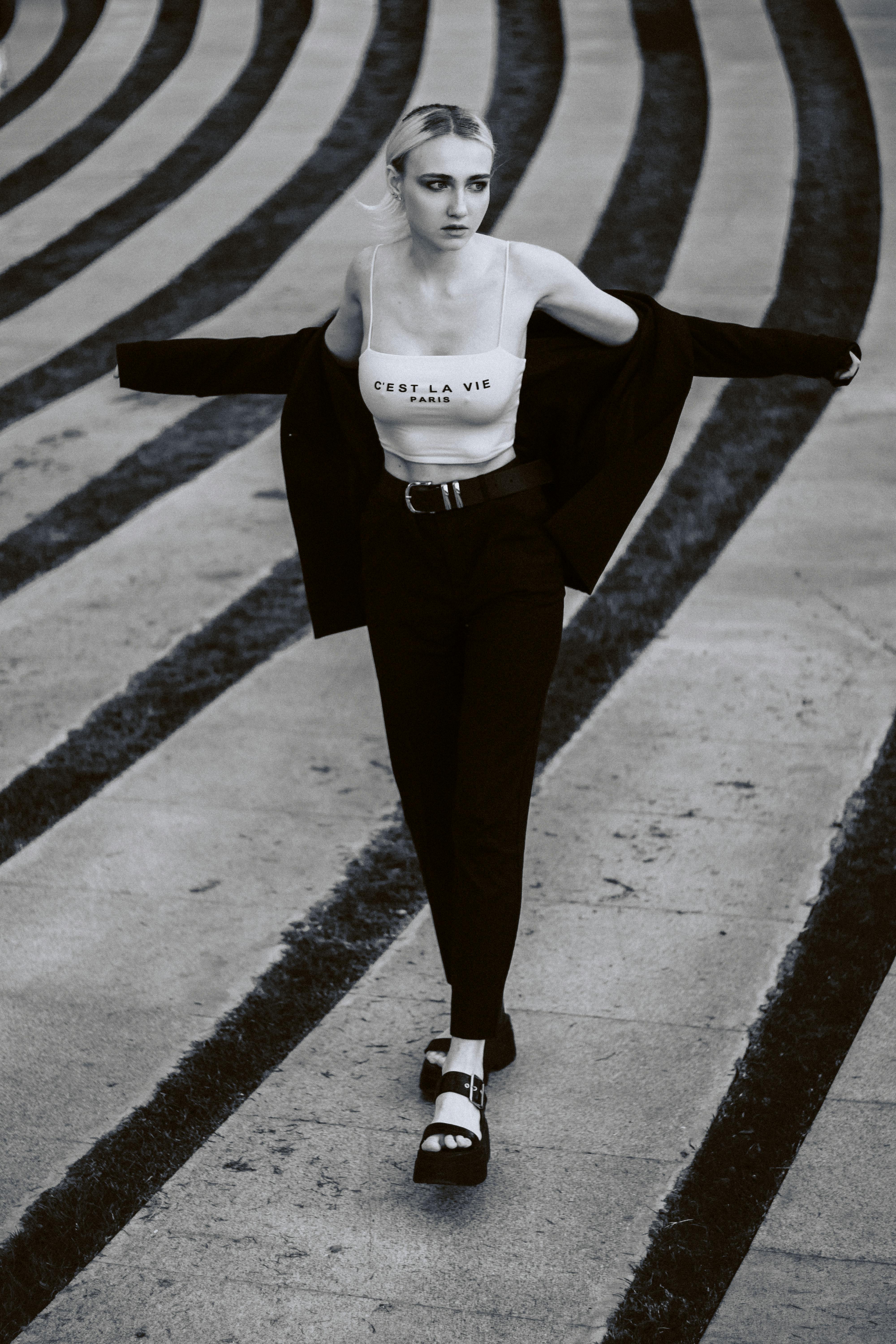 bezplatná Základová fotografie zdarma na téma beton, čáry, černé kalhoty Základová fotografie