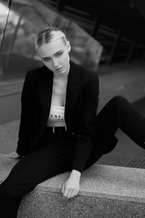 Free Black and White Photo of a Fashionable Woman Posing in a City  Stock Photo