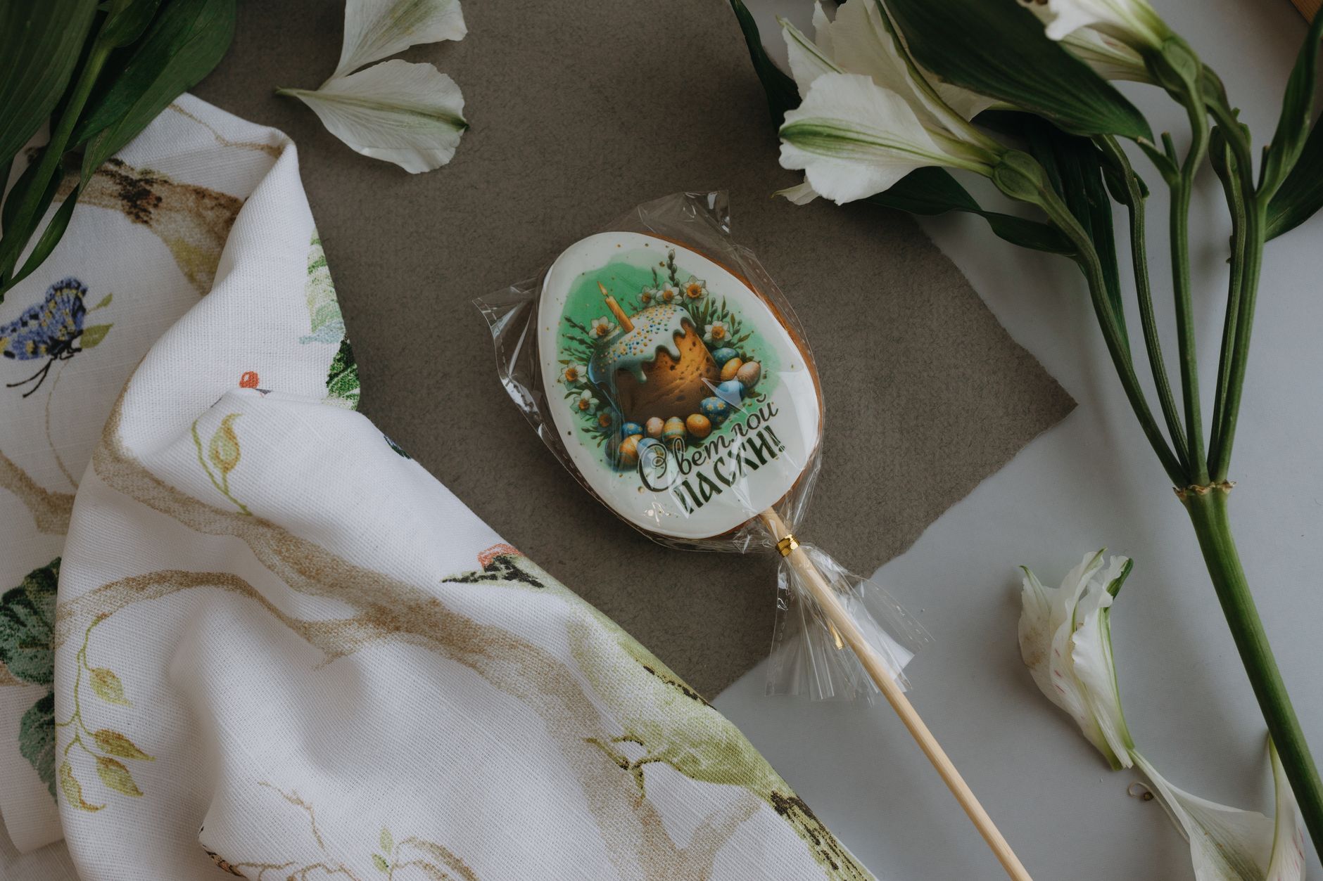 Delicious Chocolate Easter Egg Nests: A Fun Dessert Recipe Easter lollipop with flowers and textile, perfect for spring decorations.