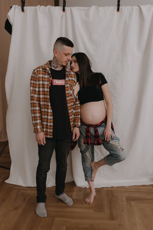 Free A pregnant woman and her man pose for a photo Stock Photo