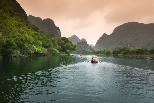 Orang Yang Mengendarai Perahu