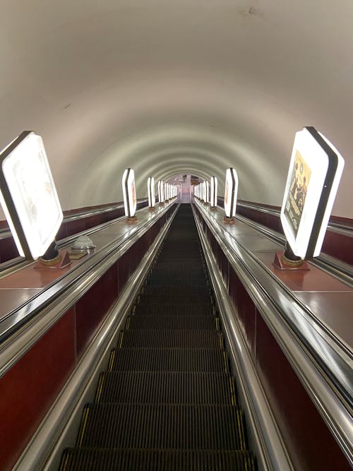 Foto profissional grátis de estação de metrô