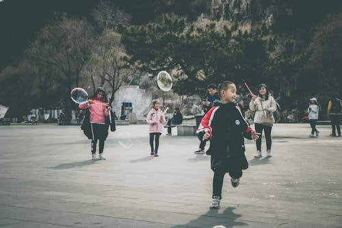 孩子們在公園玩耍