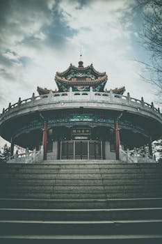 一座拥有复杂建筑细节和华丽屋顶的传统亚洲寺庙，矗立在多云的天空下