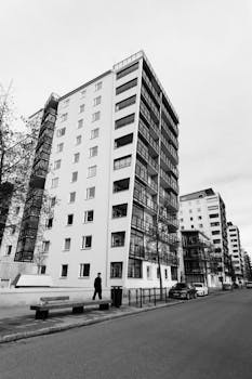 Black and white photo of a contemporary apartment building in Jönköping, Sweden.