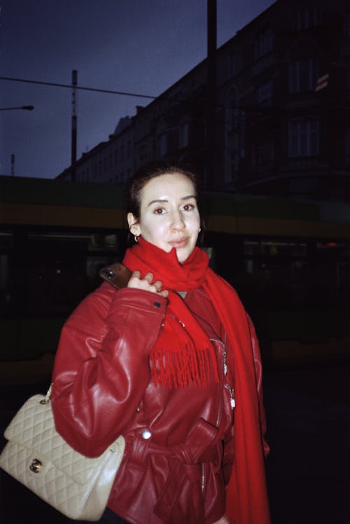 Fotos de stock gratuitas de abrigo rojo, afuera, anochecer