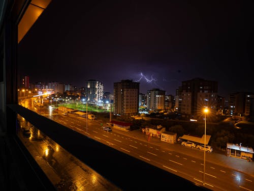 Kahramanmaraşta Kuzey Çevre yolundan bir şimşekli gece