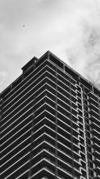 Striking black and white photo of a modern apartment building in İzmir, Türkiye.