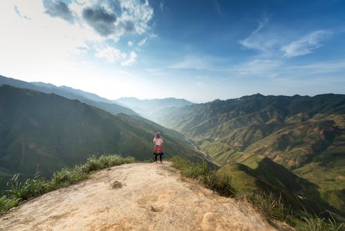 Orang Yang Berdiri Di Puncak Gunung