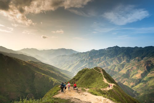 Foto Di Persone In Cima Alla Montagna