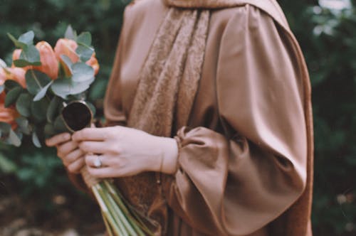 Darmowe zdjęcie z galerii z beżowa sukienka, bukiet, kwiaty
