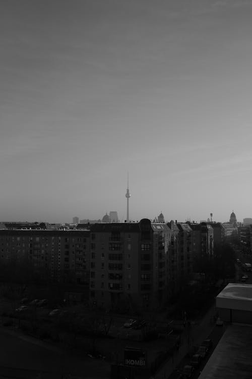 Darmowe zdjęcie z galerii z budynki, czarno-biały, czyste niebo