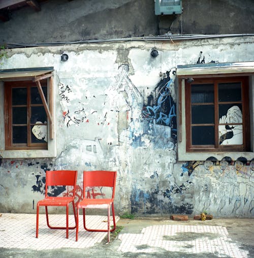 Δωρεάν στοκ φωτογραφιών με art εγκατάσταση, αστικός, κόκκινες καρέκλες