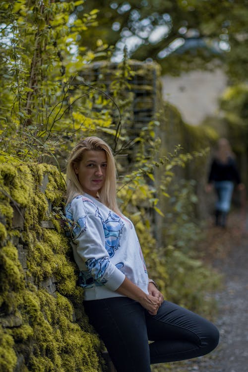 Gratis lagerfoto af blondine, efeu, kvinde