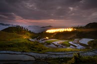 黄昏时分，天空绚丽，稻田景色壮美