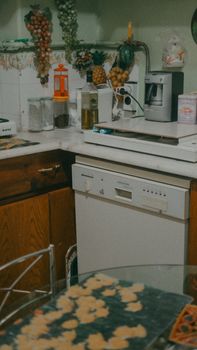 Charming vintage kitchen in Eskişehir featuring retro decor, wooden cabinets, and modern appliances.