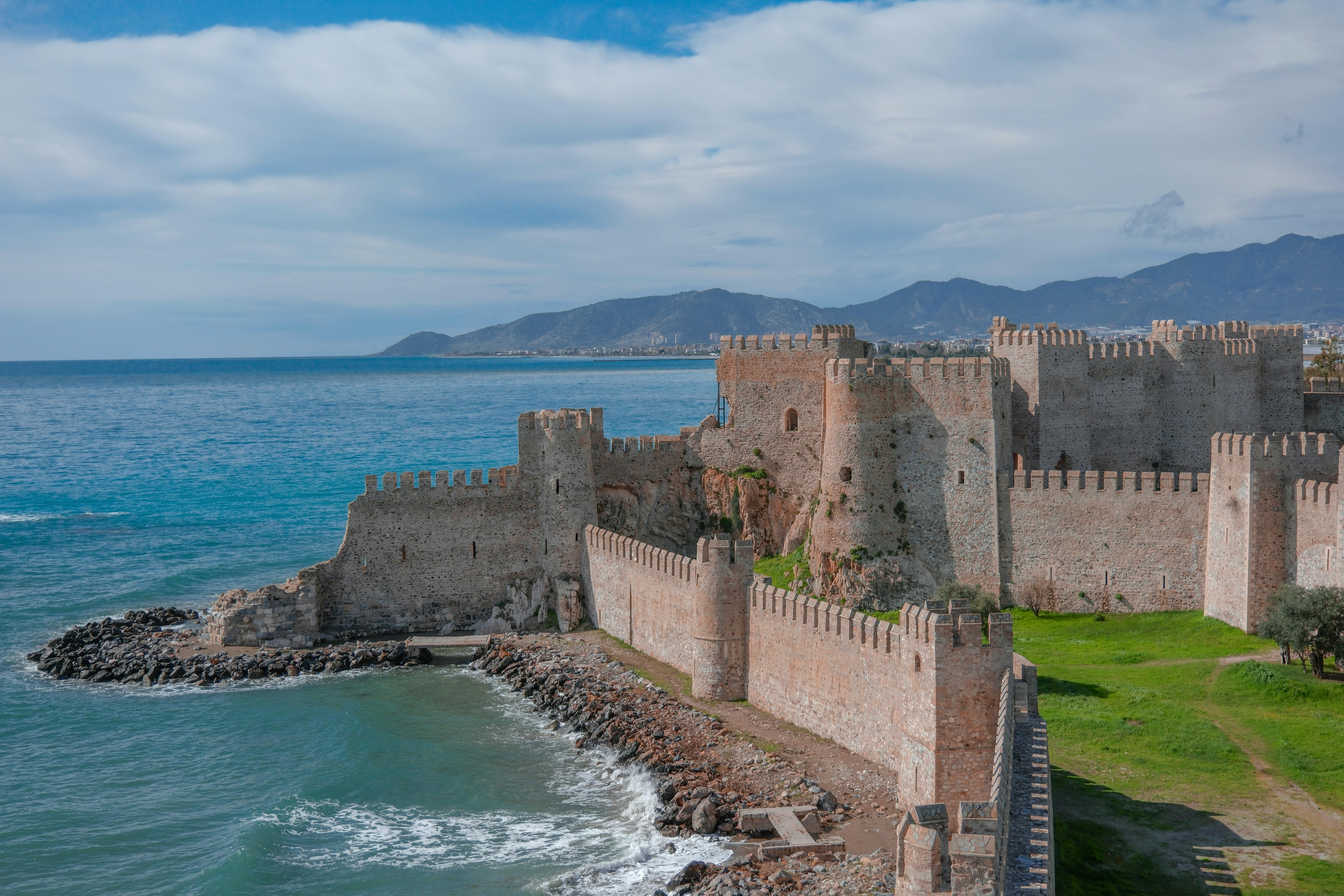 Osmanlı Devleti'nin kuruluş dönemi padişahlarını temsil eden tarihi minyatürler ve illüstrasyon portreleri.