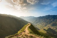 日出时分，山间小道的壮丽景色展现了自然之美