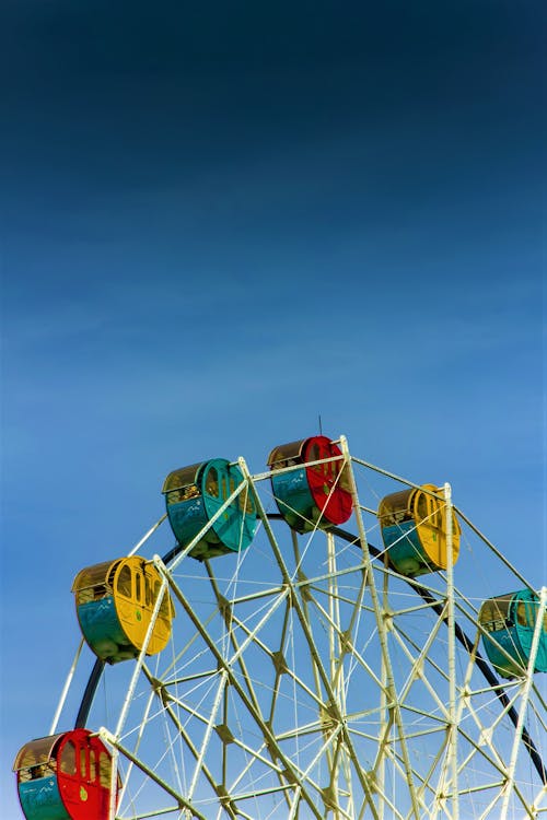 Ferris wheel at fairgrounds