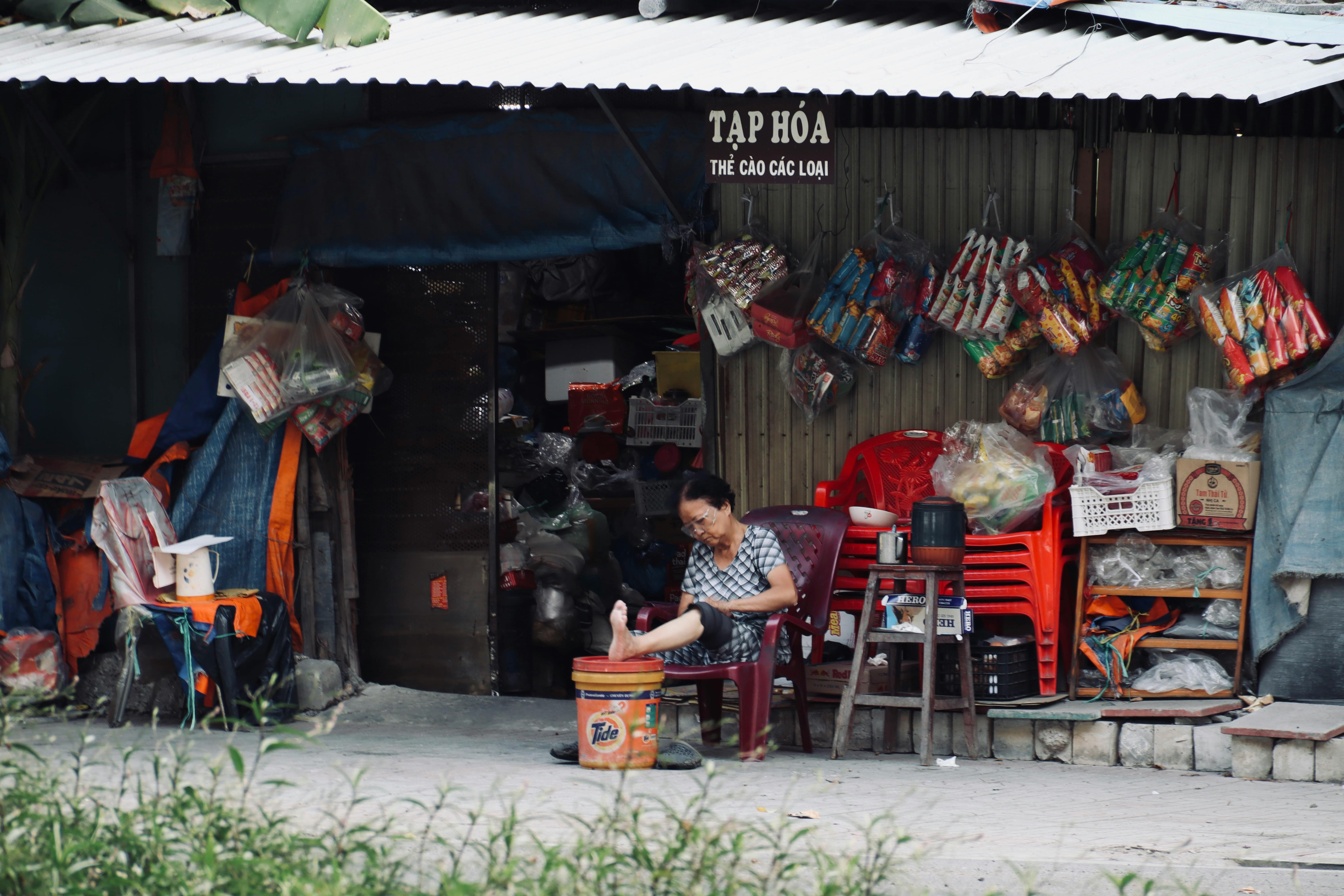 Tiệm tạp hóa Việt Nam bứt phá cùng GrabMart, ShopeeFood, Gojek