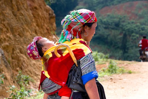 赤ちゃんを運ぶ女性