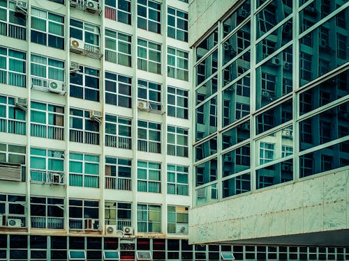 Free A building with windows and a reflection of the sky Stock Photo