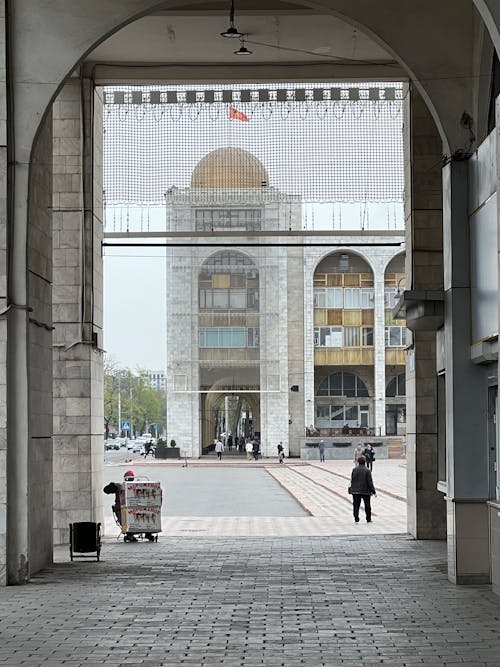 Kostenloses Stock Foto zu Ala-Too-Platz, bishkek, fußgänger