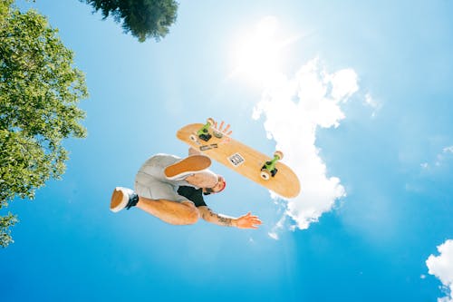Základová fotografie zdarma na téma čisté nebe, jízda na skateboardu, kaskadérský kousek