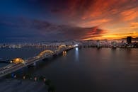 越南岘港龙桥灯火通明，桥上美丽的日落凸显了城市充满活力的景观