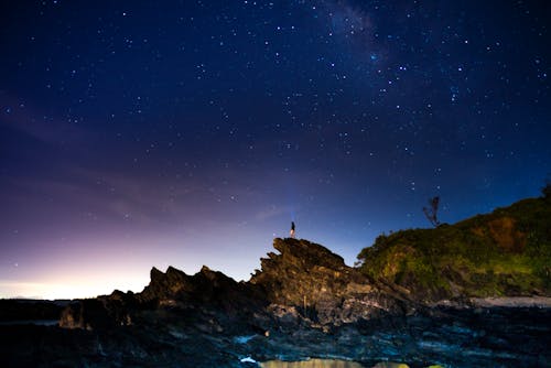 Formación De Tierra Bajo Un Cielo Azul