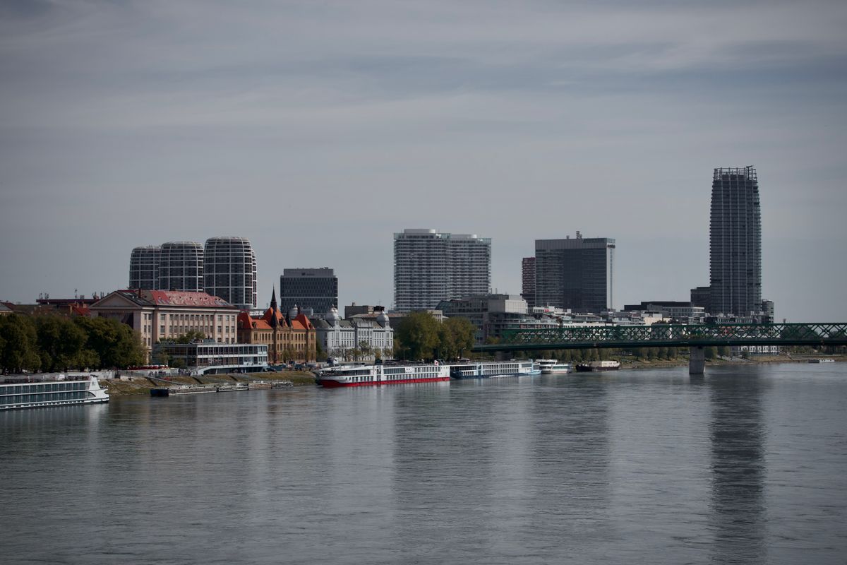 Bratislava - zgârie-nori pe malul Dunării lângă Nivy