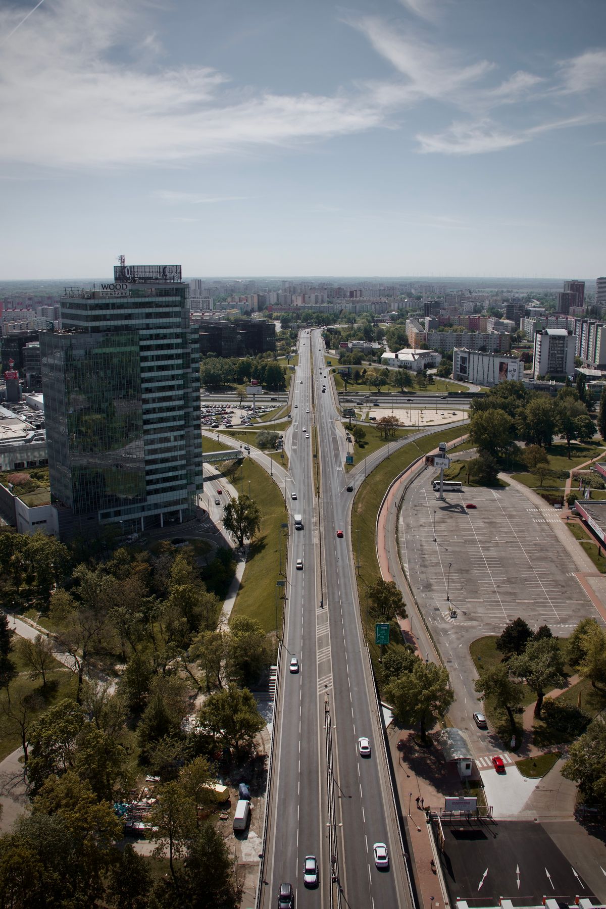 Unde te cazezi în Bratislava - turnul Aupark și Petržalka de peste Dunăre
