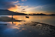 在宁静的湖边与摄影师一同拍摄迷人的日落，捕捉大自然的美丽