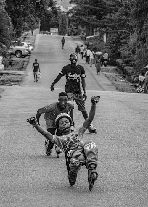 Základová fotografie zdarma na téma africké chlapci, bruslení na kolečkových bruslích, černobílý