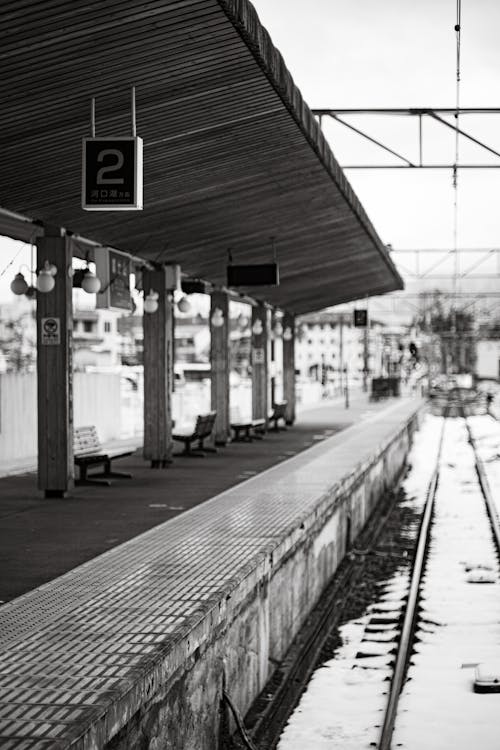 คลังภาพถ่ายฟรี ของ ขาวดำ, ชานชาลาสถานีรถไฟ, ประเทศญี่ปุ่น
