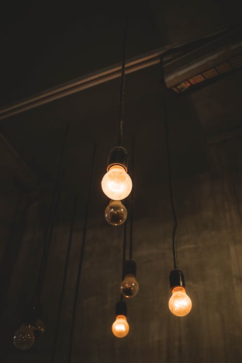 A group of light bulbs hanging from the ceiling