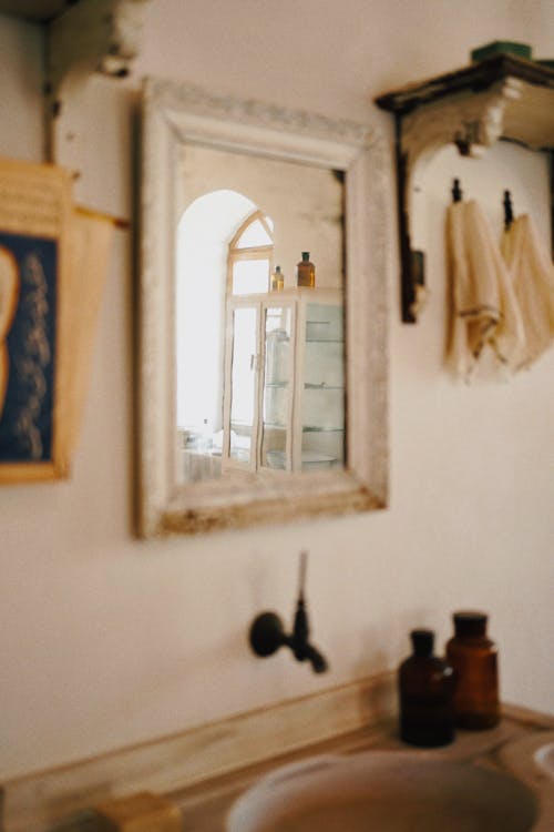 Kostenloses Stock Foto zu badezimmer, reflektierung, retro