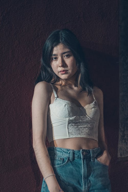 Ilmainen kuvapankkikuva tunnisteilla aasialainen nainen, farkut, hihaton paita