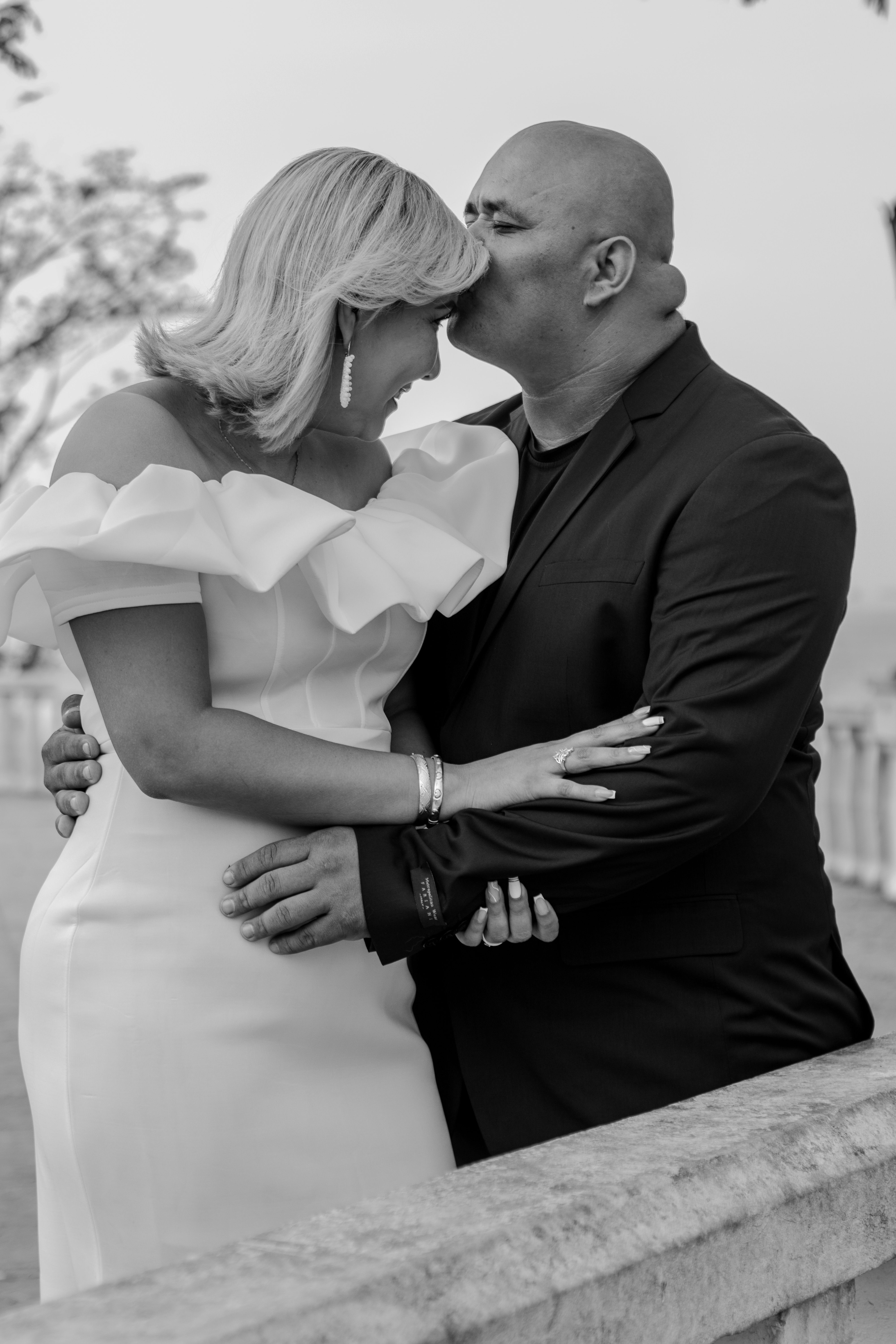 Newlyweds Kissing in Black and White · Free Stock Photo