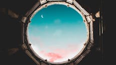 雄伟的新月透过古老的圆孔，映衬着充满活力的天空