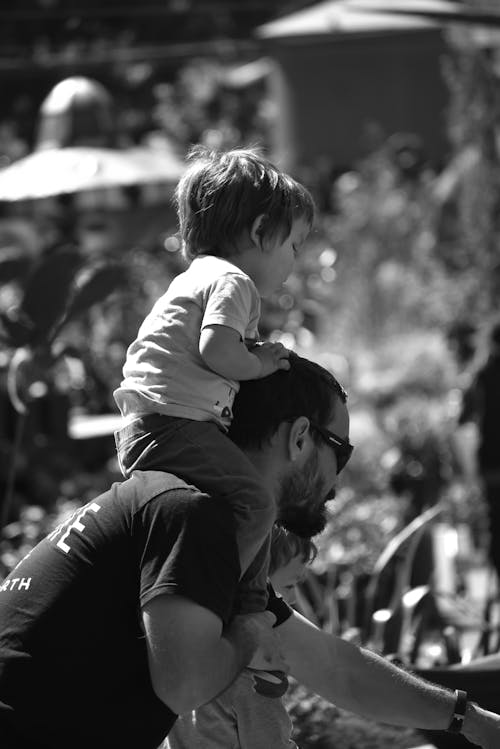 Free A man holding a child on his shoulders Stock Photo