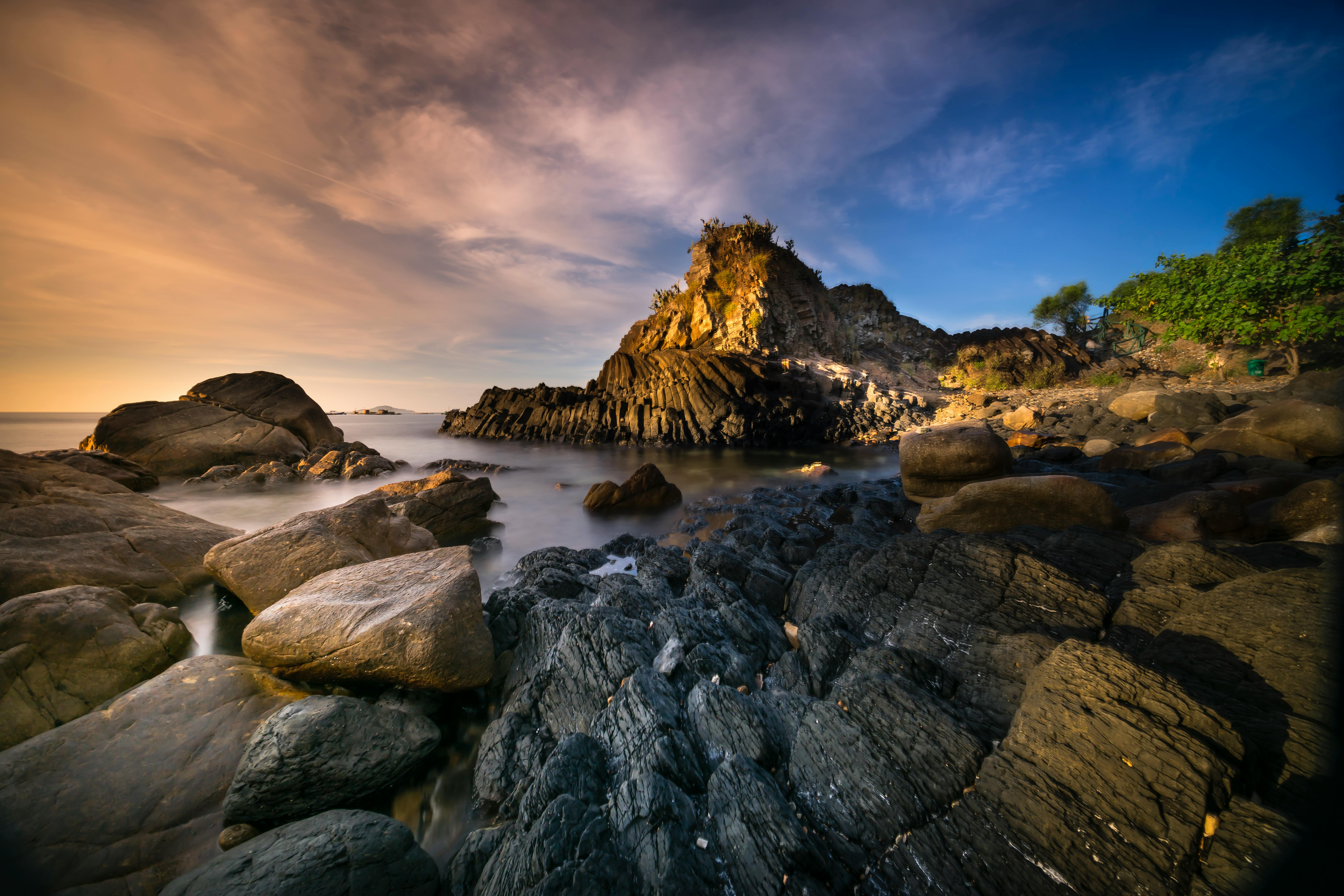戏剧性的岩石海岸景观，在黄昏天空的五颜六色调映衬下，显得格外引人注目