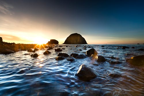 黎明时岩石海岸的照片