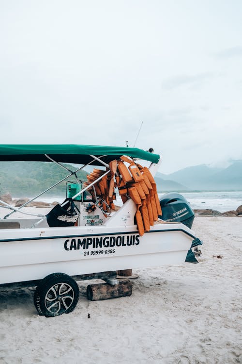 A boat on the beach with the words campinggolfer
